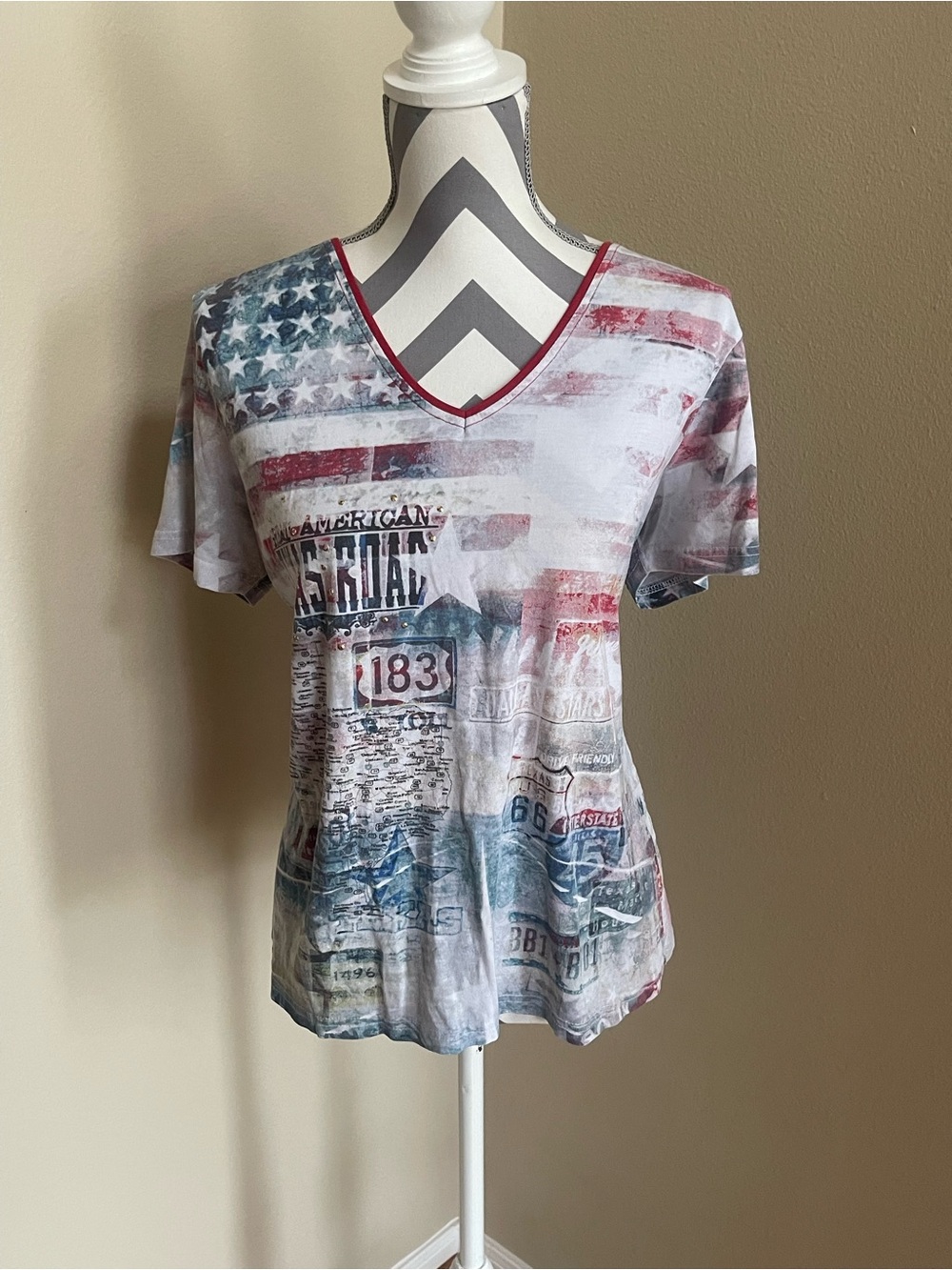 Jennifer Scott - V-Neck Short Sleeve Graphic Tee - Red, Blue & White - Size: XL